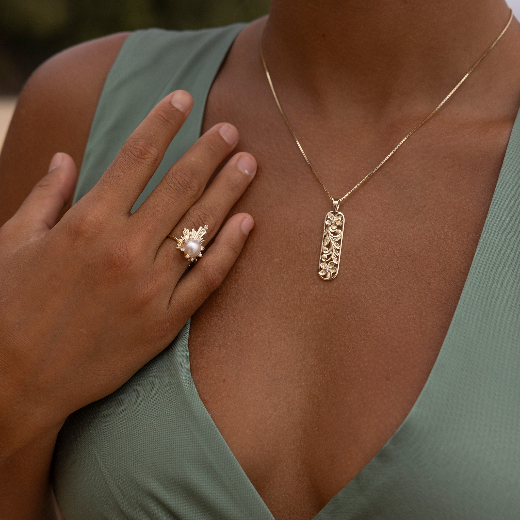 E Hoʻāla Akoya White Pearl Ring in Gold with Diamonds - 21mm