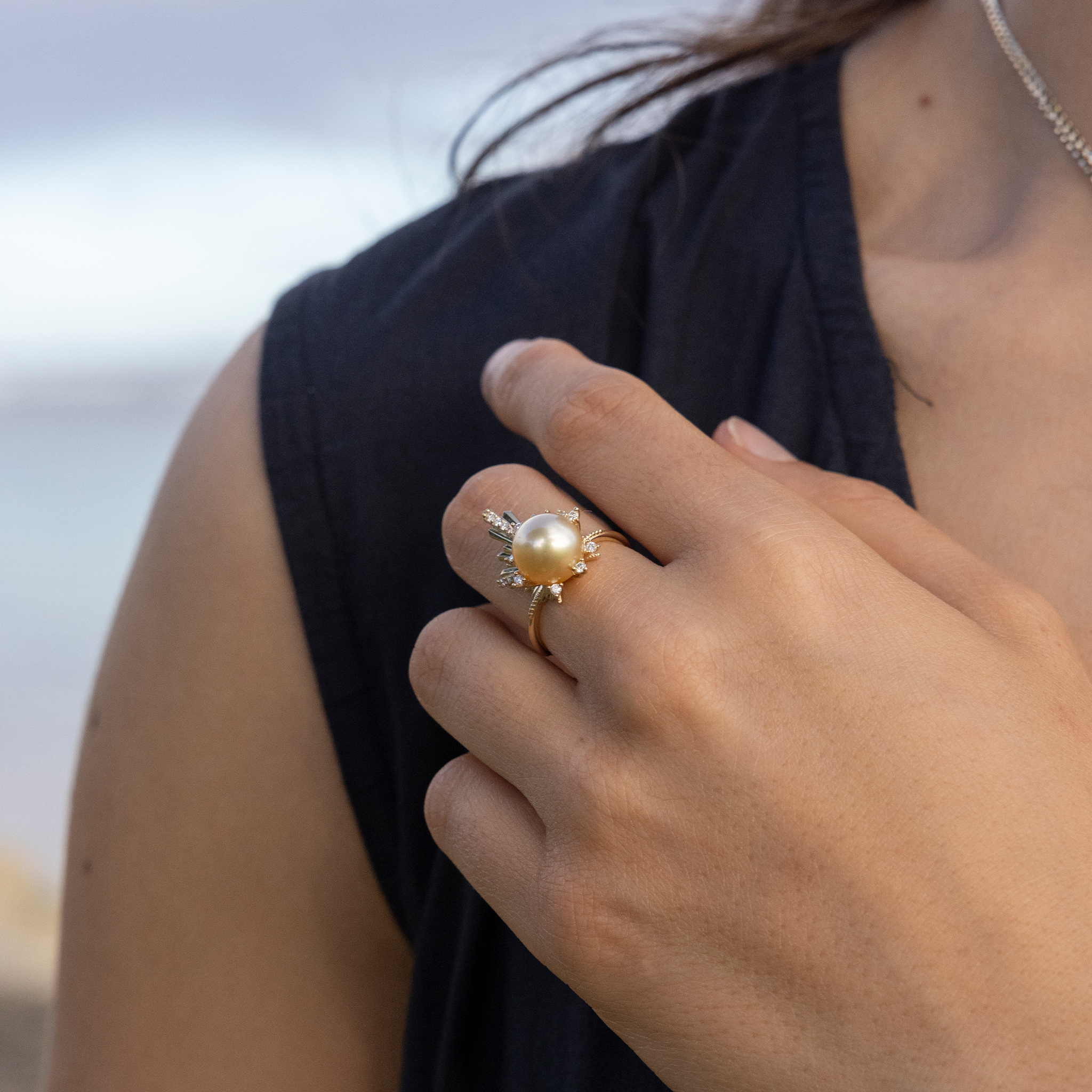 E Hoʻāla South Sea Gold Pearl Ring in Gold mit Diamanten – 21 mm
