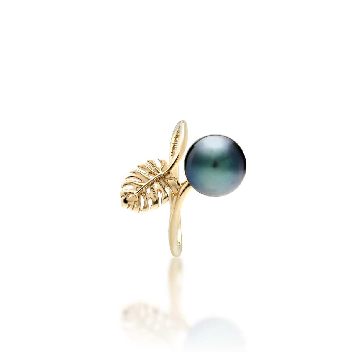 Side view of a  14k gold ring featuring a 8-9mm Tahitian Black pearl with a small cutout monstera leaf detail shown on a white background.