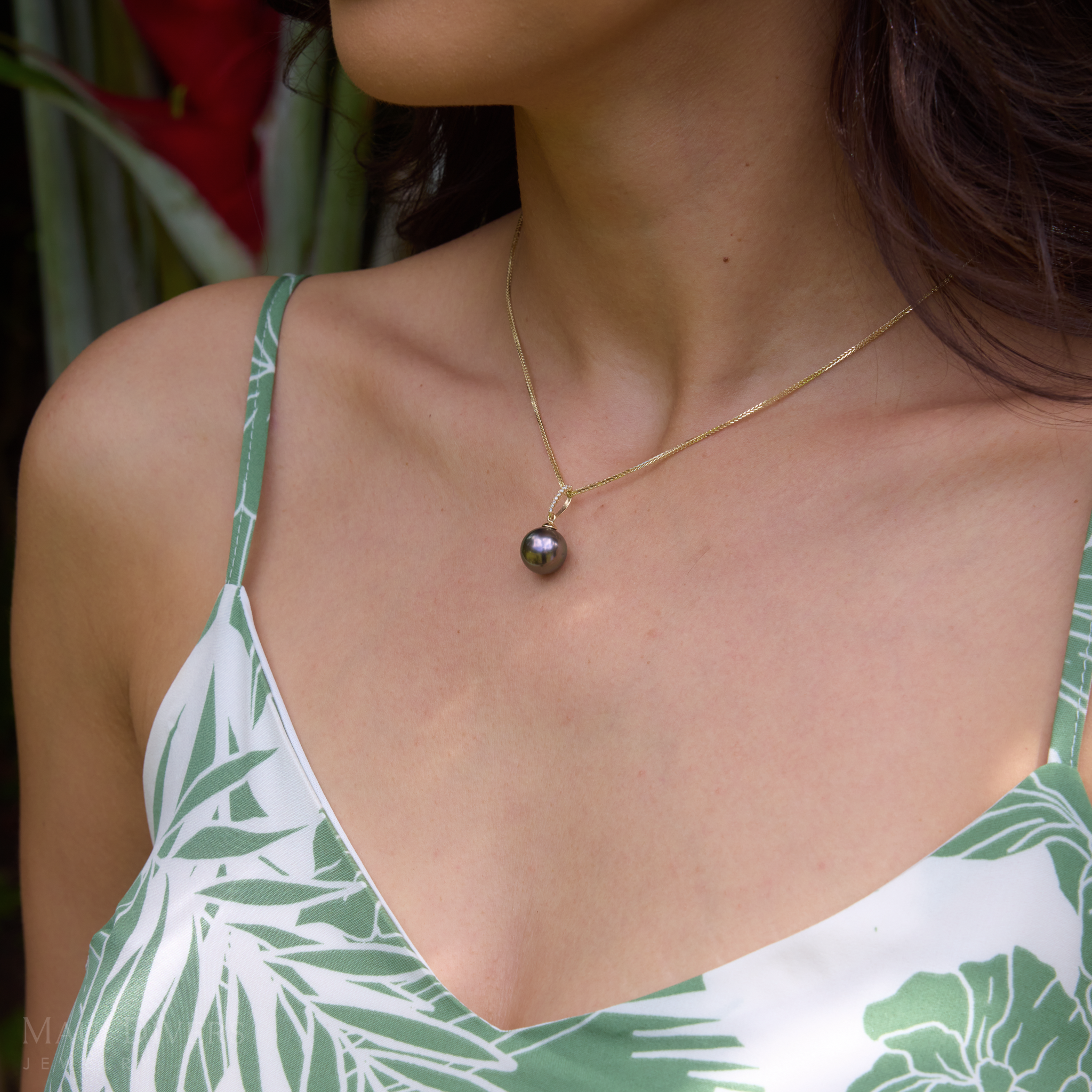 Tahiti-Schwarzperlen-Anhänger in Gold mit Diamanten – 12–14 mm