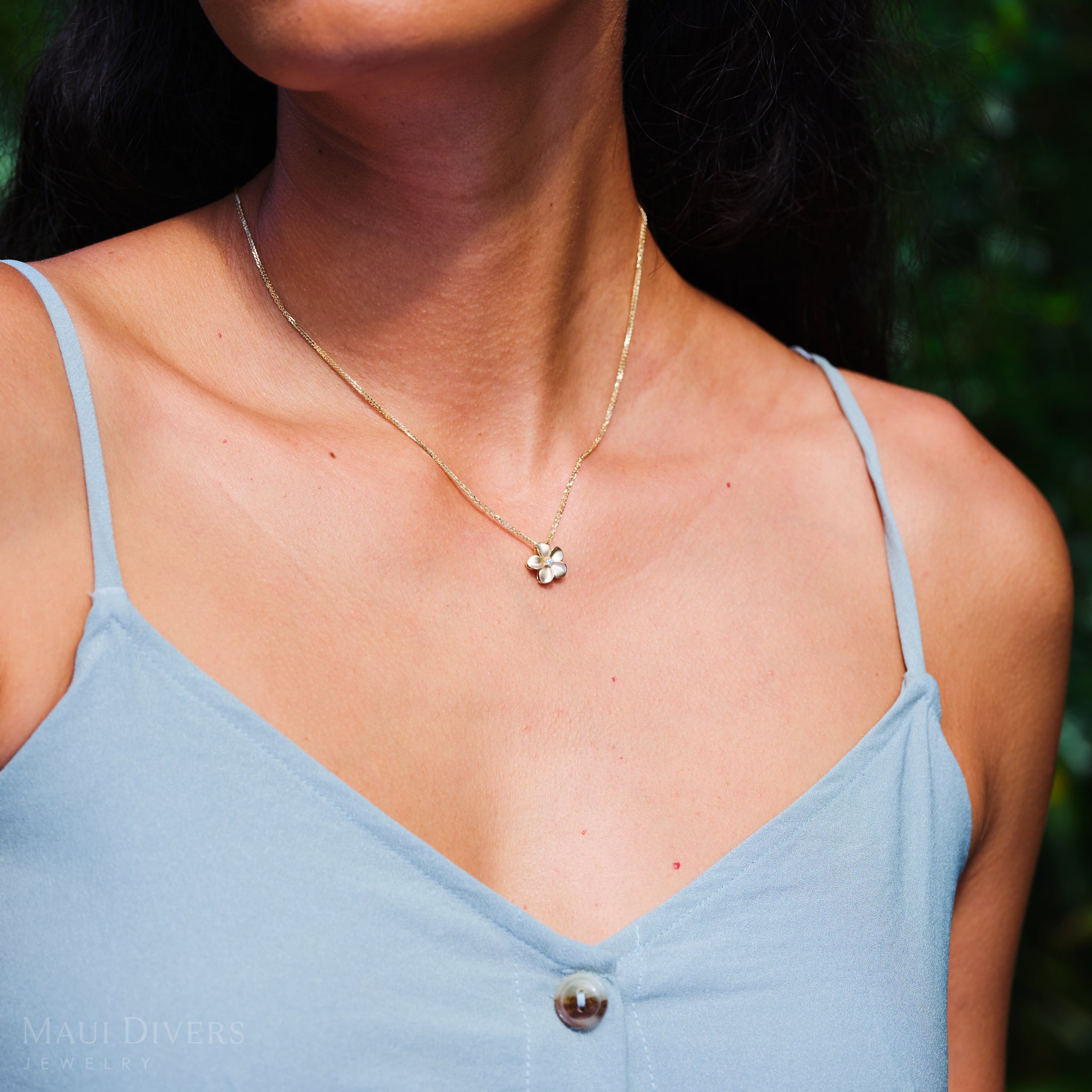Plumeria-Anhänger in Gold mit Diamant – 13 mm