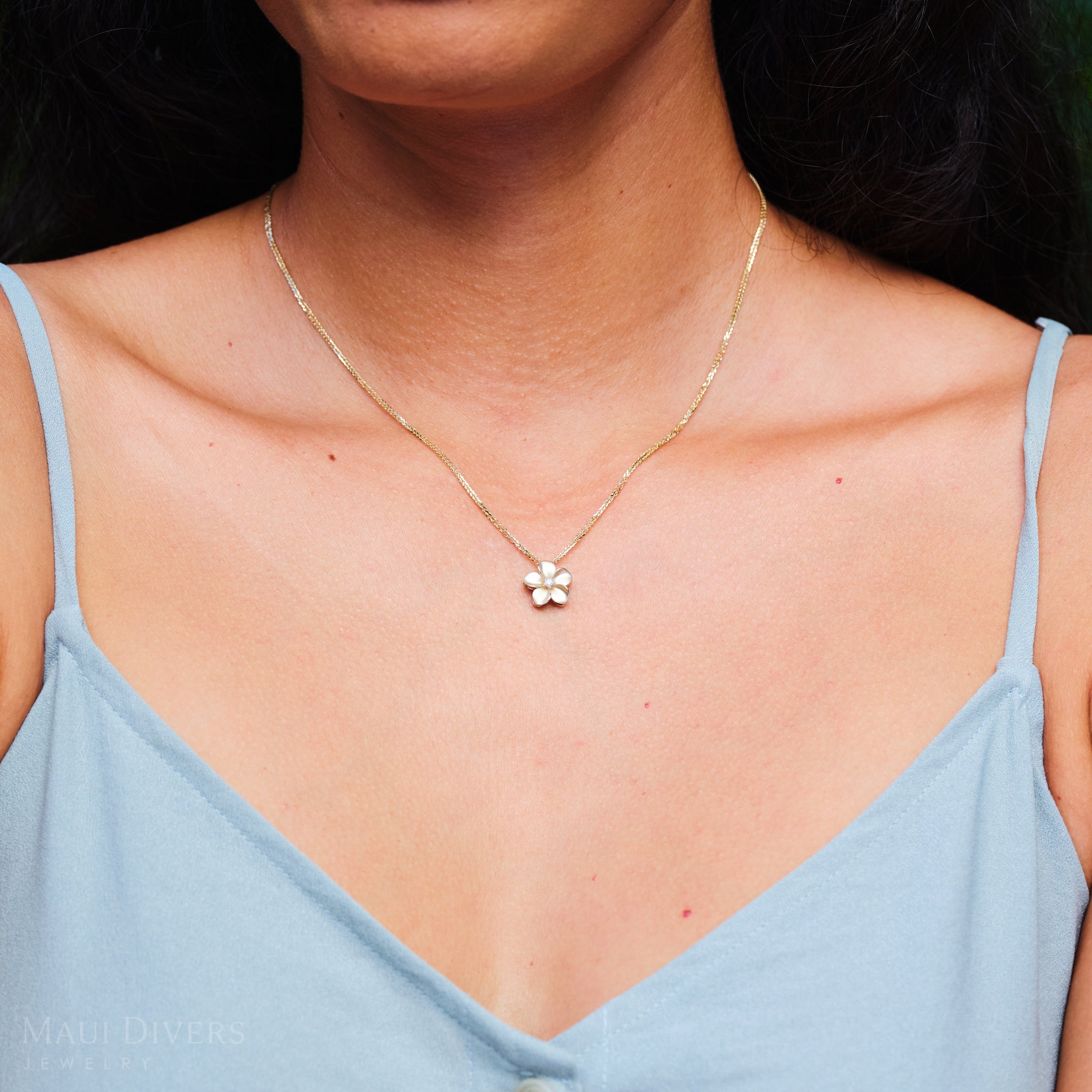 Plumeria-Anhänger in Gold mit Diamant – 13 mm