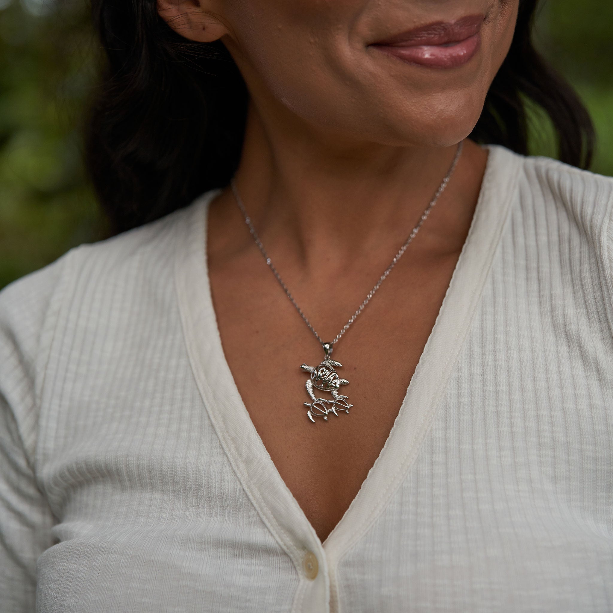 本生オハナ (家族) Pendant in White Gold - 25mm