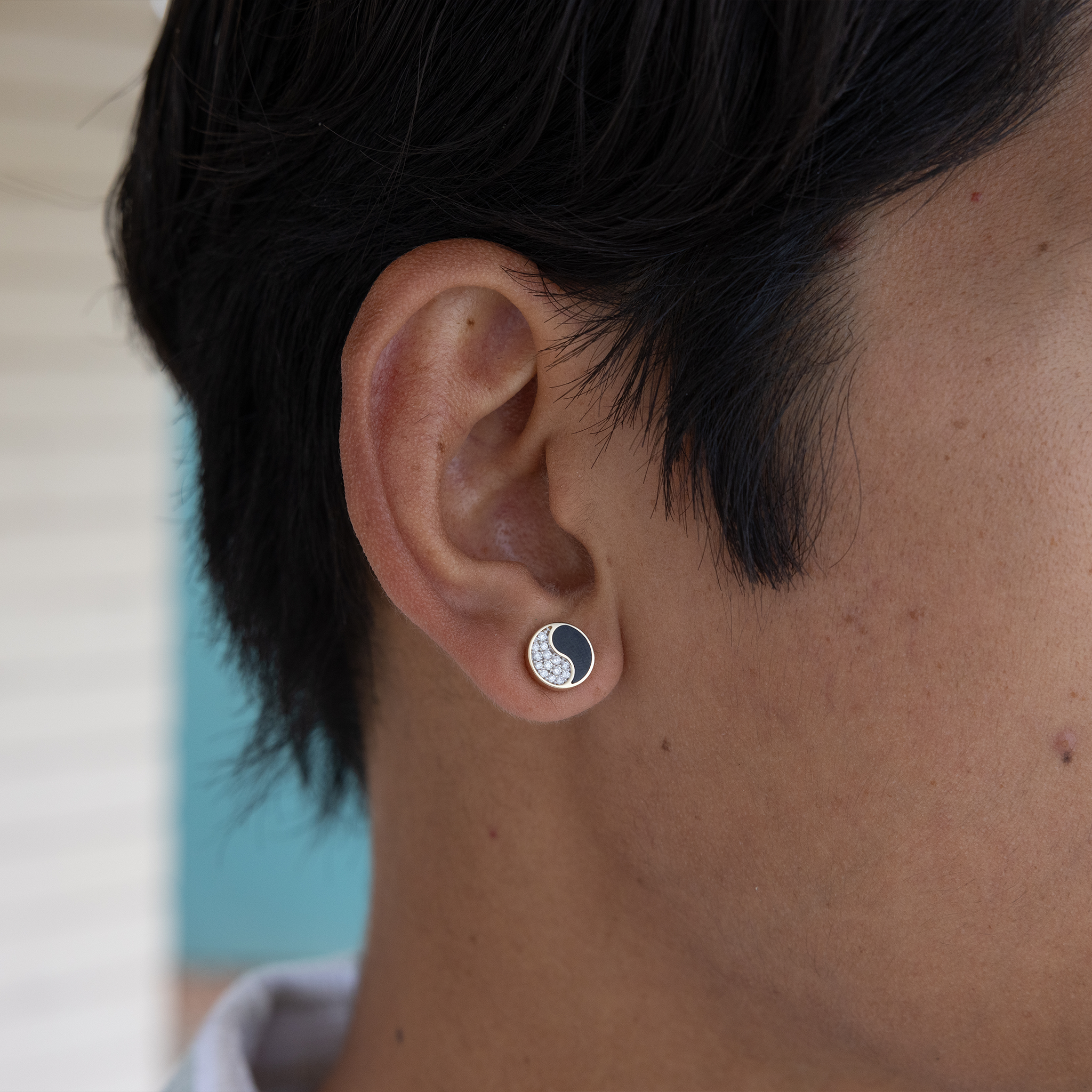 ダイヤモンドと金の陰陽の黒いコーラルイヤリング -  10mm