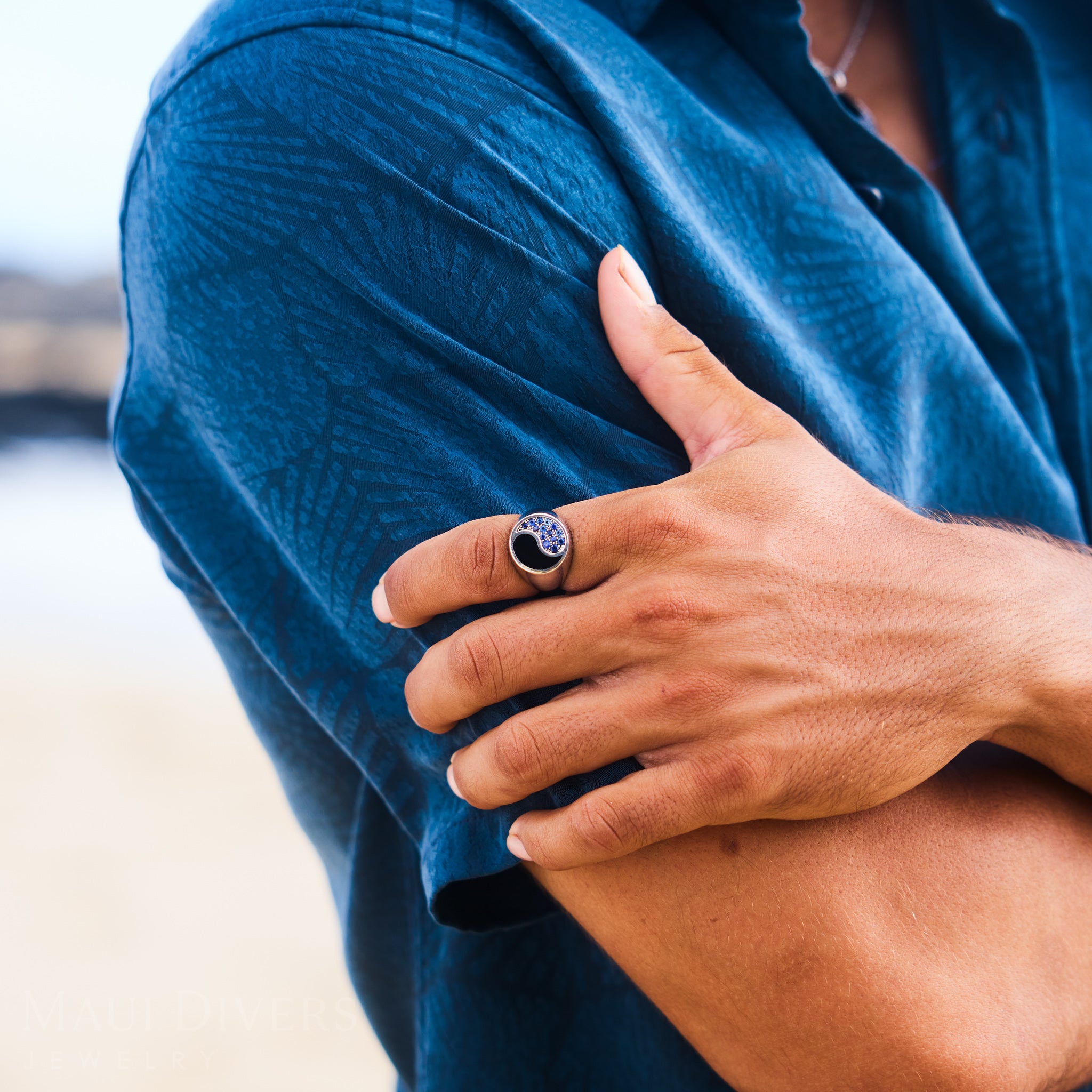 Yin-Yang-Ring mit schwarzer Koralle aus Weißgold mit blauen Saphiren – 17,5 mm