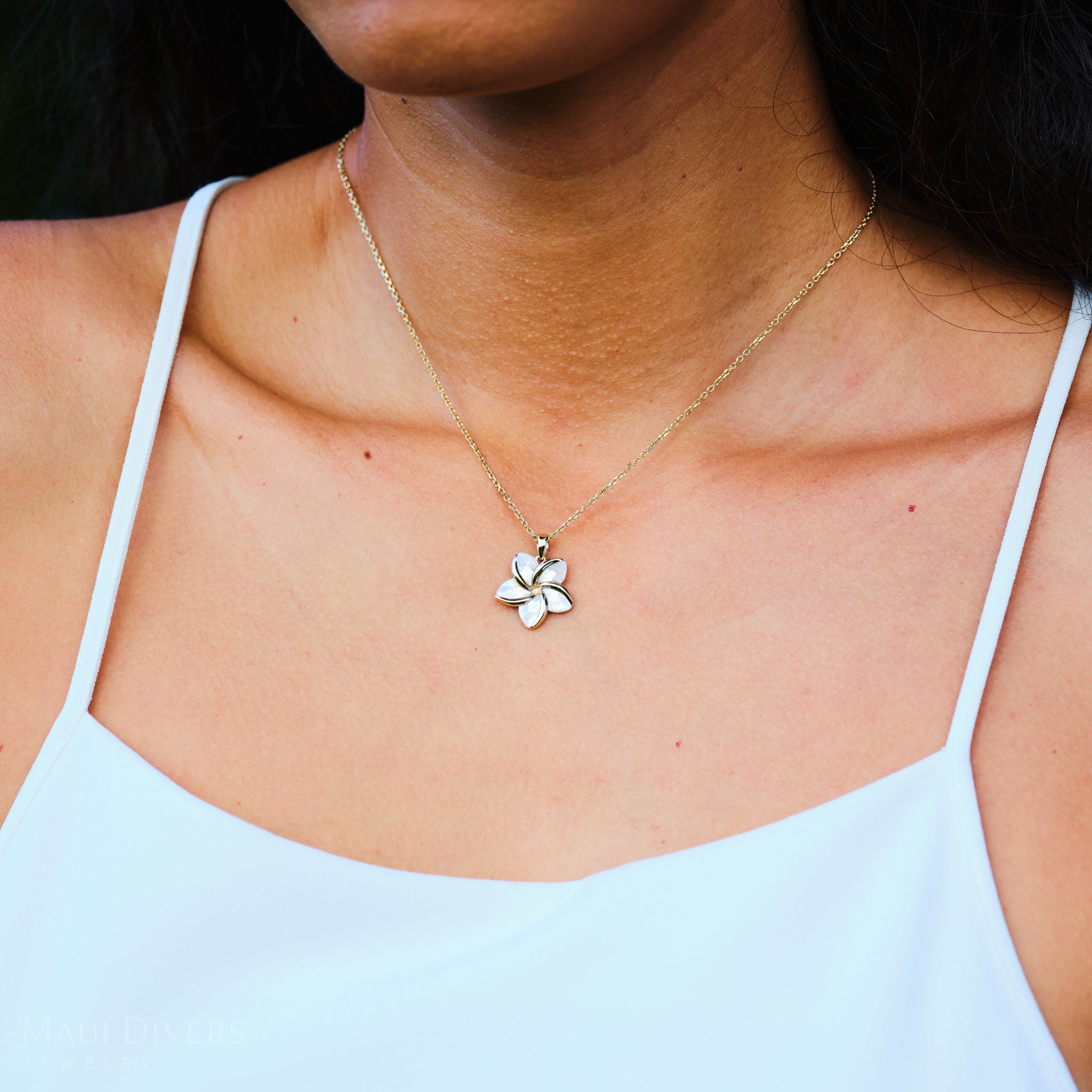 Plumeria-Perlmutt-Anhänger in Gold - 18 mm