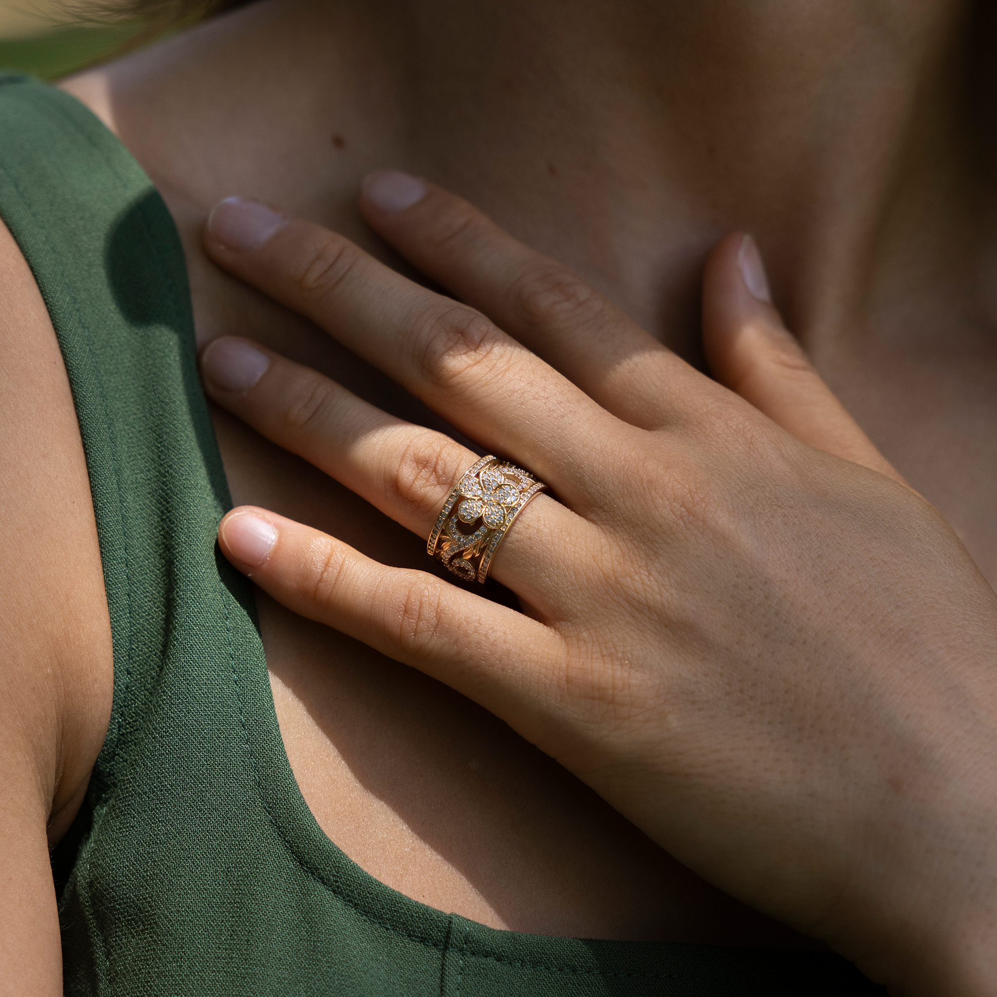 ハワイアンの家宝プルメリア婚約指輪とダイヤモンドと金の婚約指輪-12mm