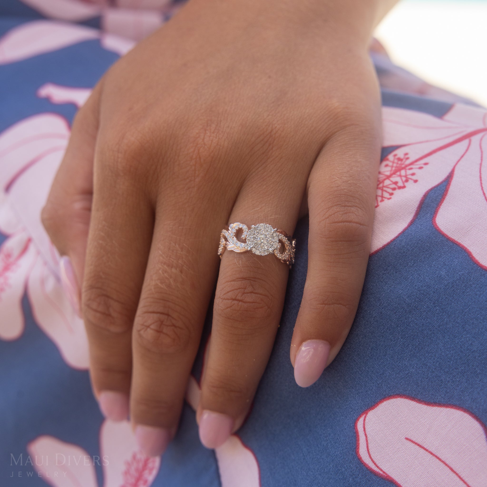 ダイヤモンドと2つのトーンゴールドのハワイアンの家宝婚約指輪