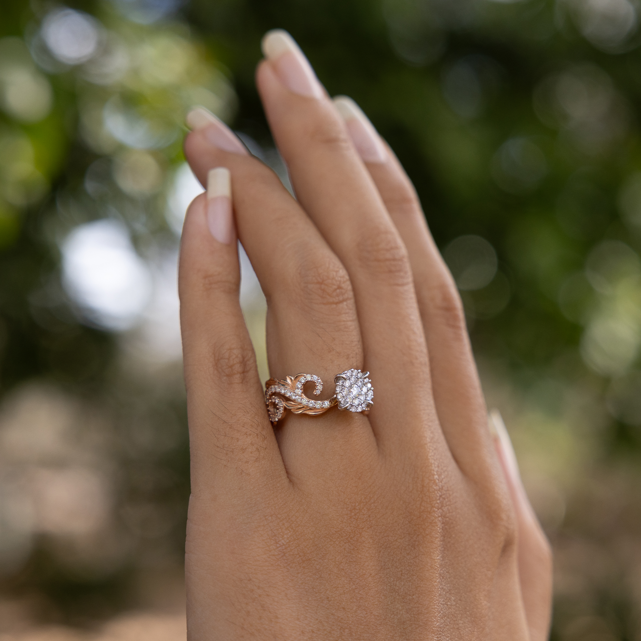 ダイヤモンドと2つのトーンゴールドのハワイアンの家宝婚約指輪