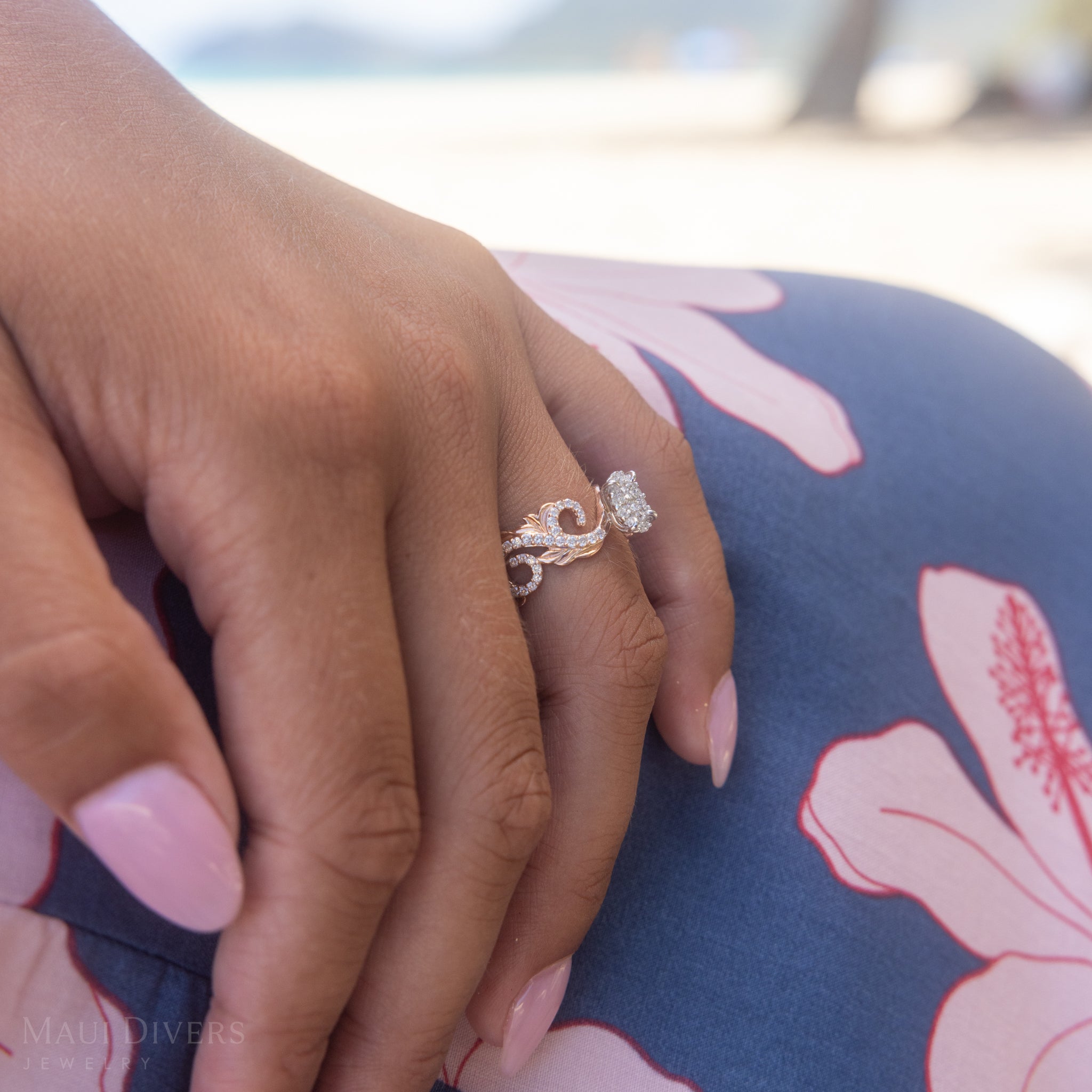 ダイヤモンドと2つのトーンゴールドのハワイアンの家宝婚約指輪