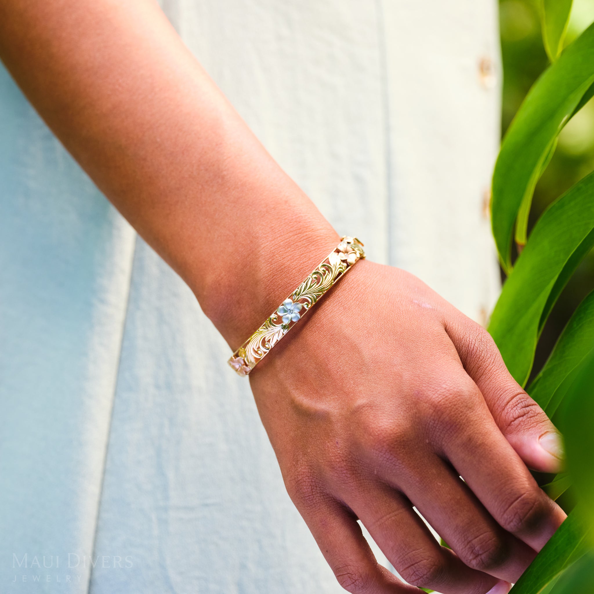 Hawaiian Heirloom Plumeria Armband in dreifarbigem Gold mit Diamanten – 10 mm – Größe 7,5"