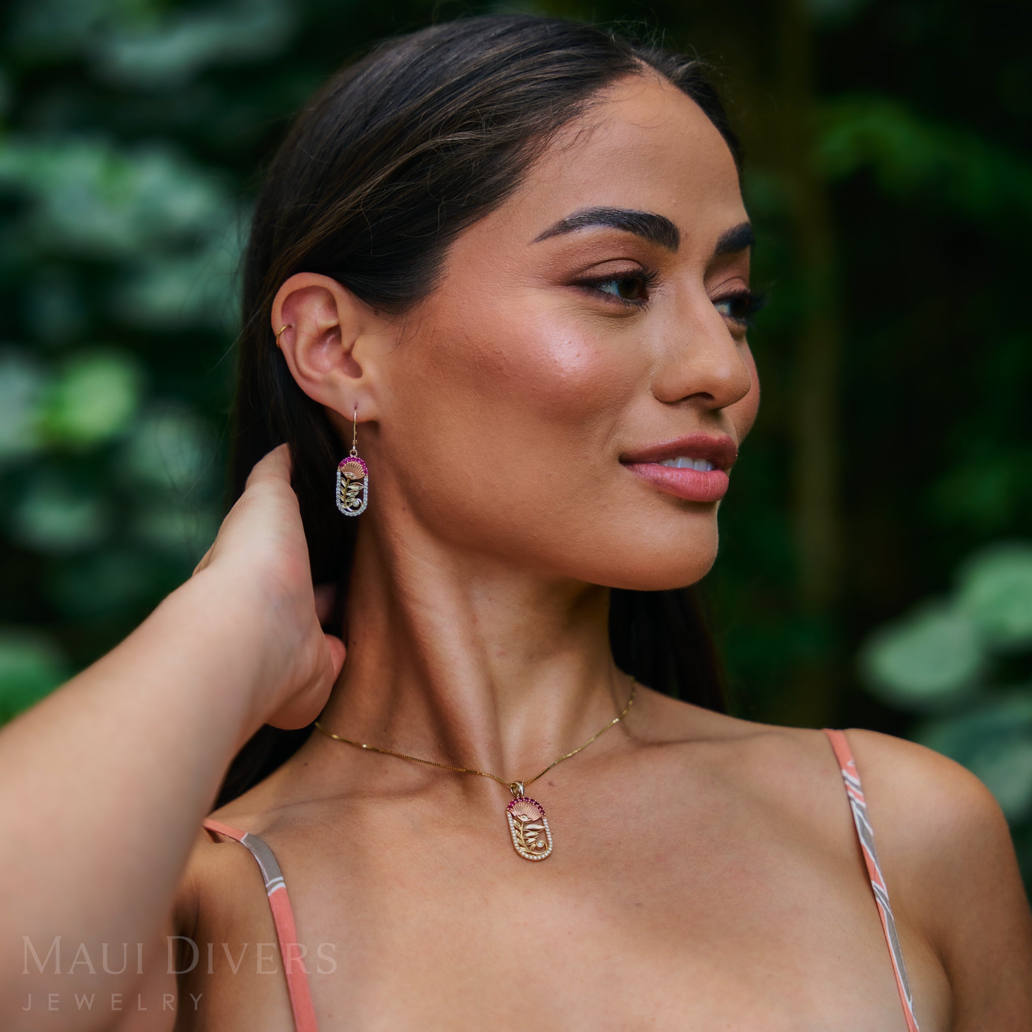 ダイヤモンド付きの2つのトーンゴールドのOhia lehua ruby​​ペンダント-27.5mm