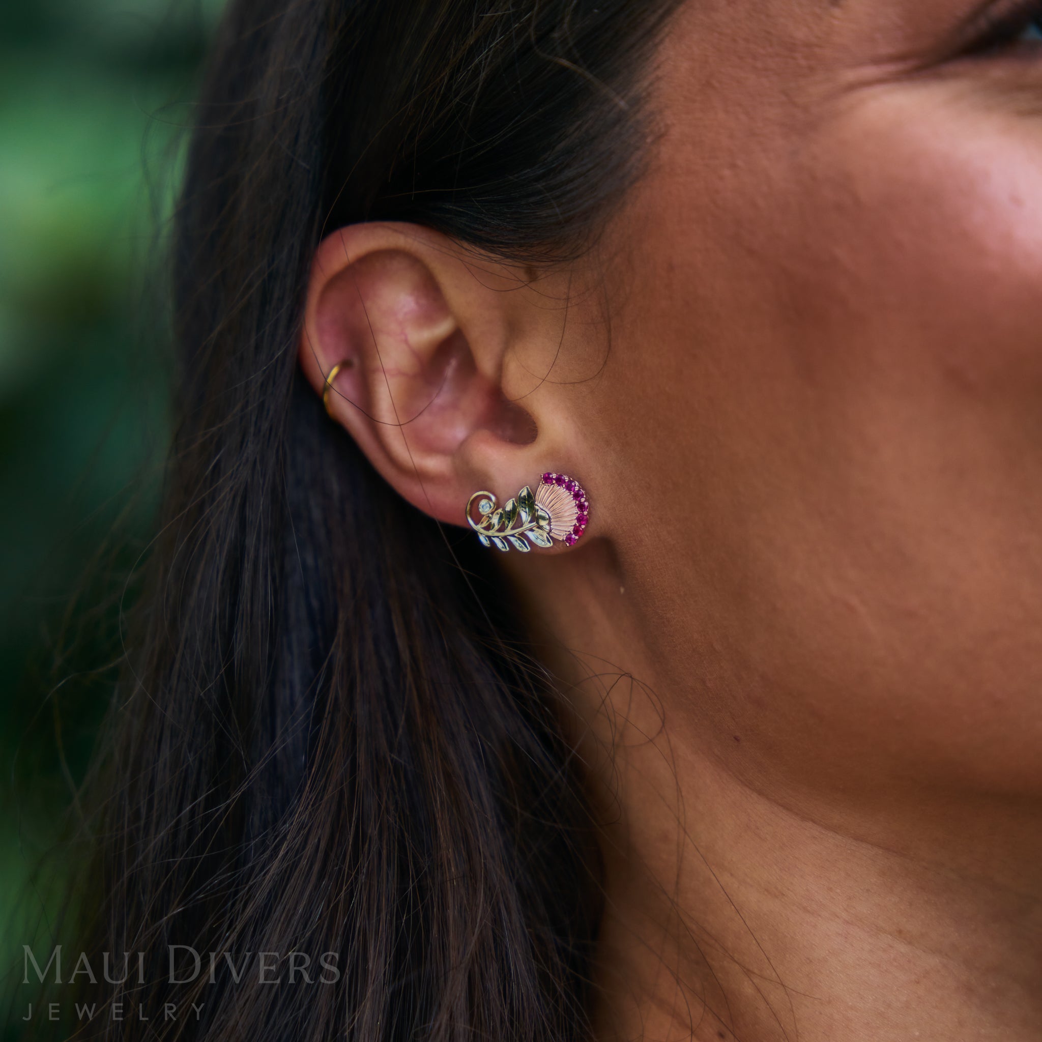 ダイヤモンドと2つのトーンゴールドのOhia lehua ruby​​ earrings -19mm