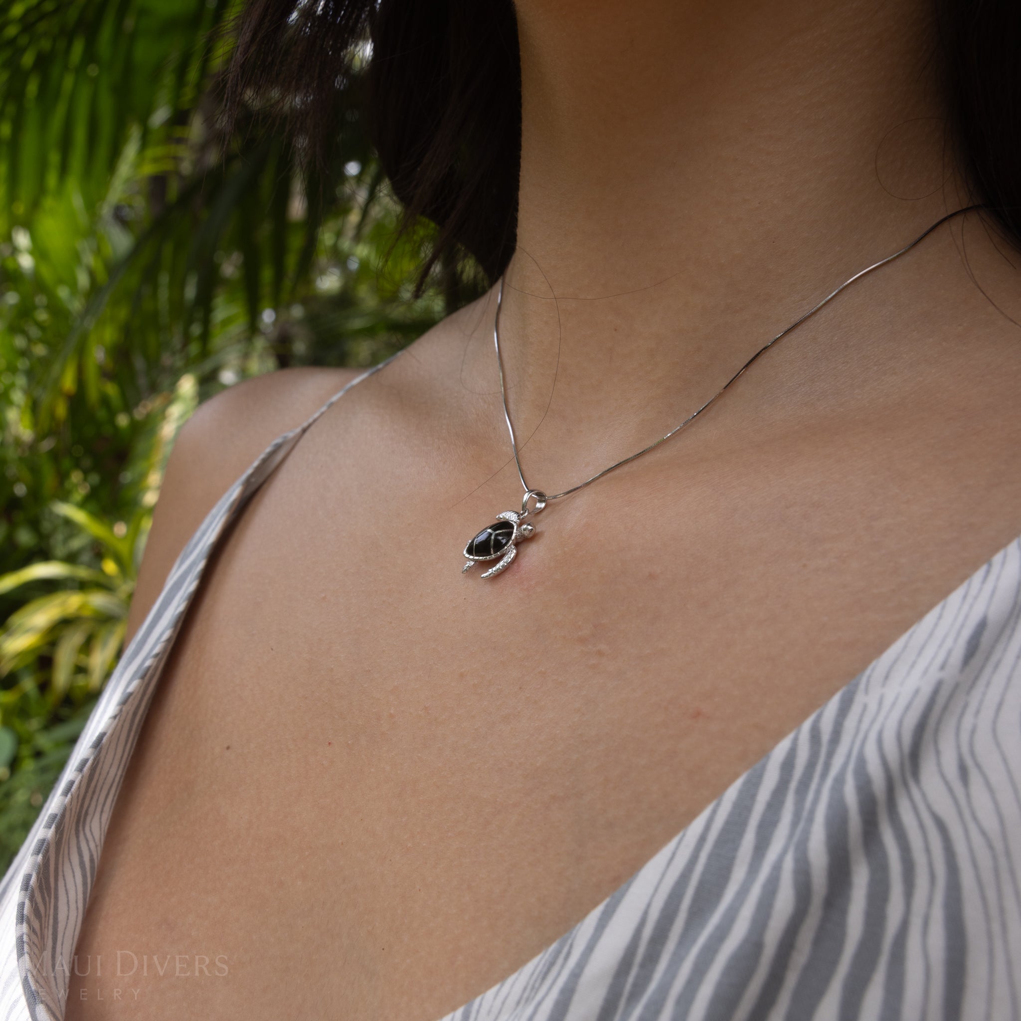 Honu Black Coralペンダントのスターリングシルバー -  19mm
