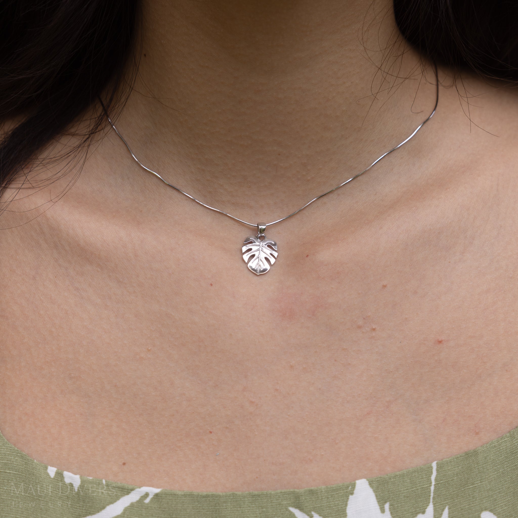 Monstera Pendant in Sterling Silver - 18mm