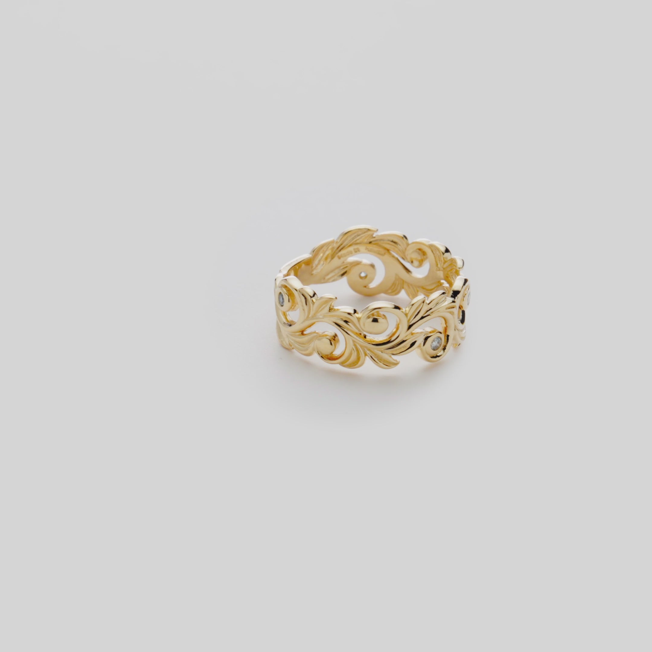 Video showcasing the Living Heirloom Ring in Gold with Diamonds - 8mm