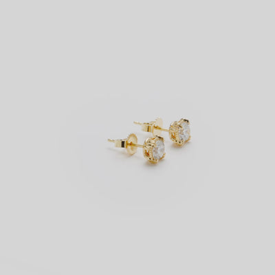 Video showcasing the 5.5mm Hidden Hawaiʻi Maile Lab Grown Diamond Earrings in 14k Yellow Gold